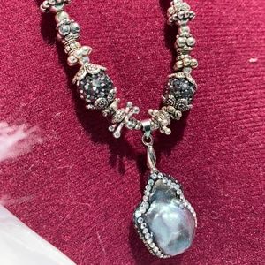 Black fresh water pearl pendant necklace